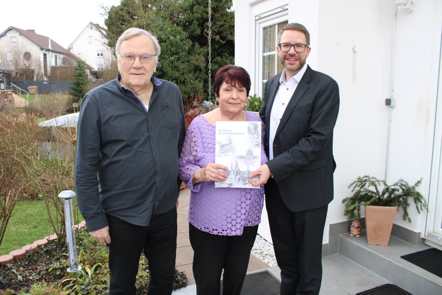 Landrat Thorsten Stolz (rechts) gratulierte dem Jubelpaar Lilli und Günter Theune zur eisernen Hochzeit.
