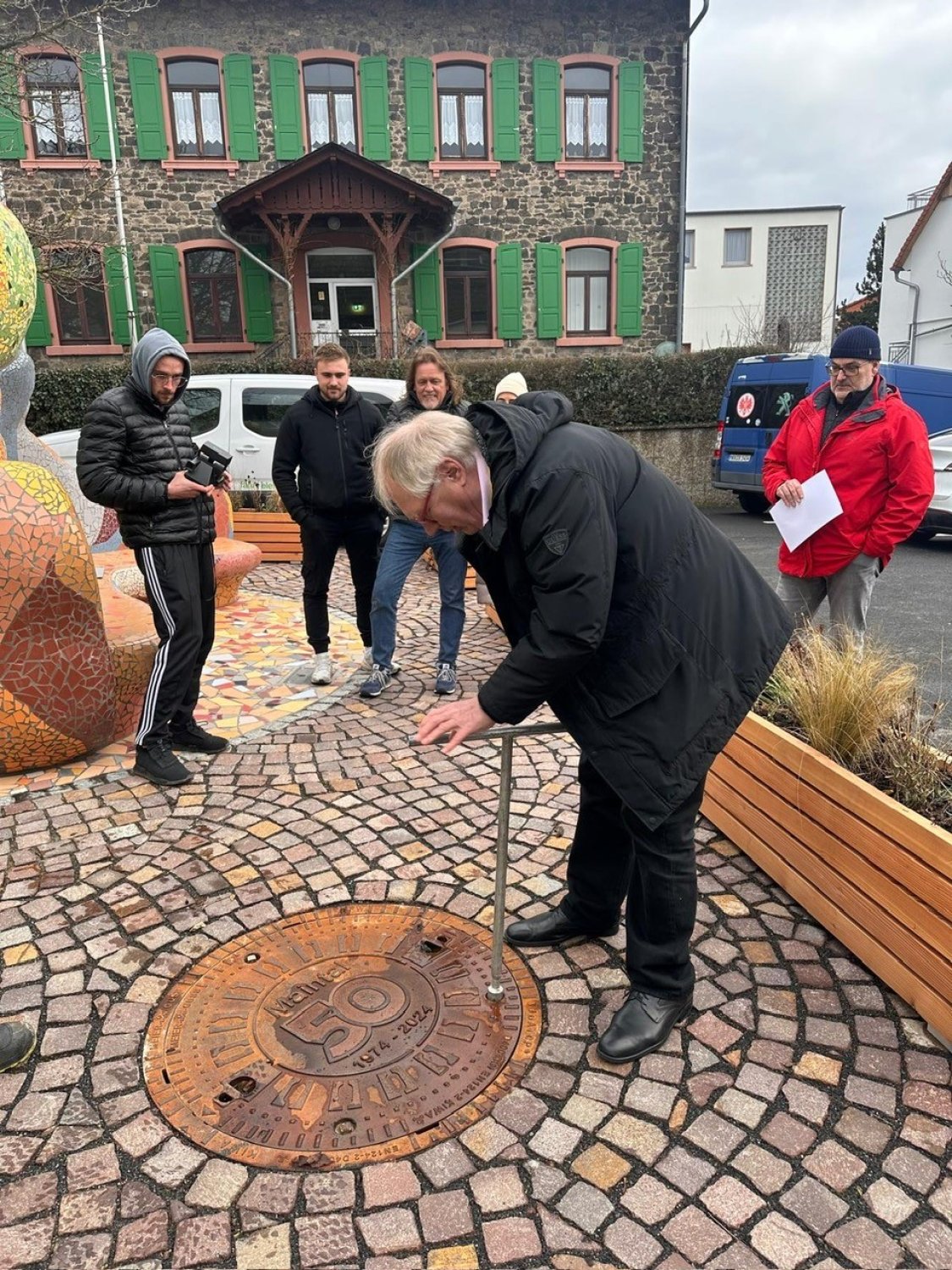 Der Erste Stadtrat Karl-Heinz Kaiser verschloss persönlich den Schacht, in dem die Zeitkapseln aus dem 50. Jubiläumsjahr bis 2049 lagern sollen.