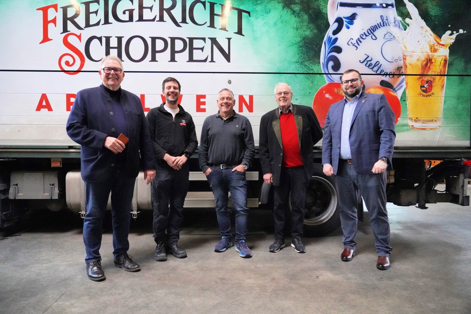 Bürgermeister Waldemar Gogel, Günter, Christoph und Philipp Tautges sowie Erster Beigeordneter Heinz Höfler (von rechts) freuen sich über das Diamantjubiläum der Kelterei Trageser.