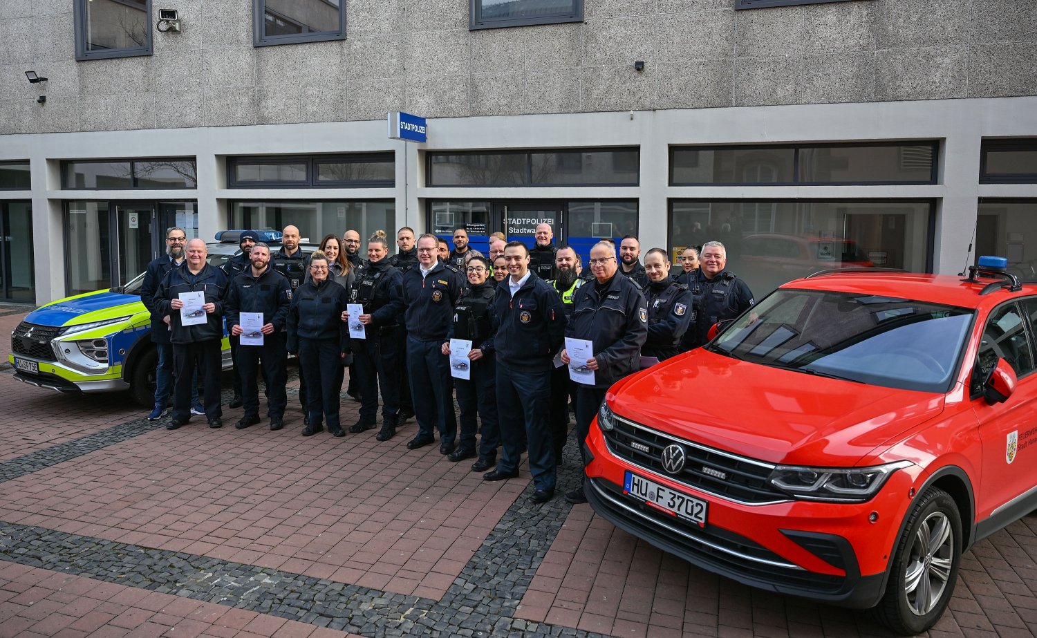 Nach dem praxisorientierten Training für Hanauer Stadtpolizistinnen und Stadtpolizisten, das vom Amt für Brand- und Bevölkerungsschutz, also der Berufsfeuerwehr Hanau organisiert wurde, übergab Stadträtin Isabelle Hemsley Zertifikate an die Teilnehme