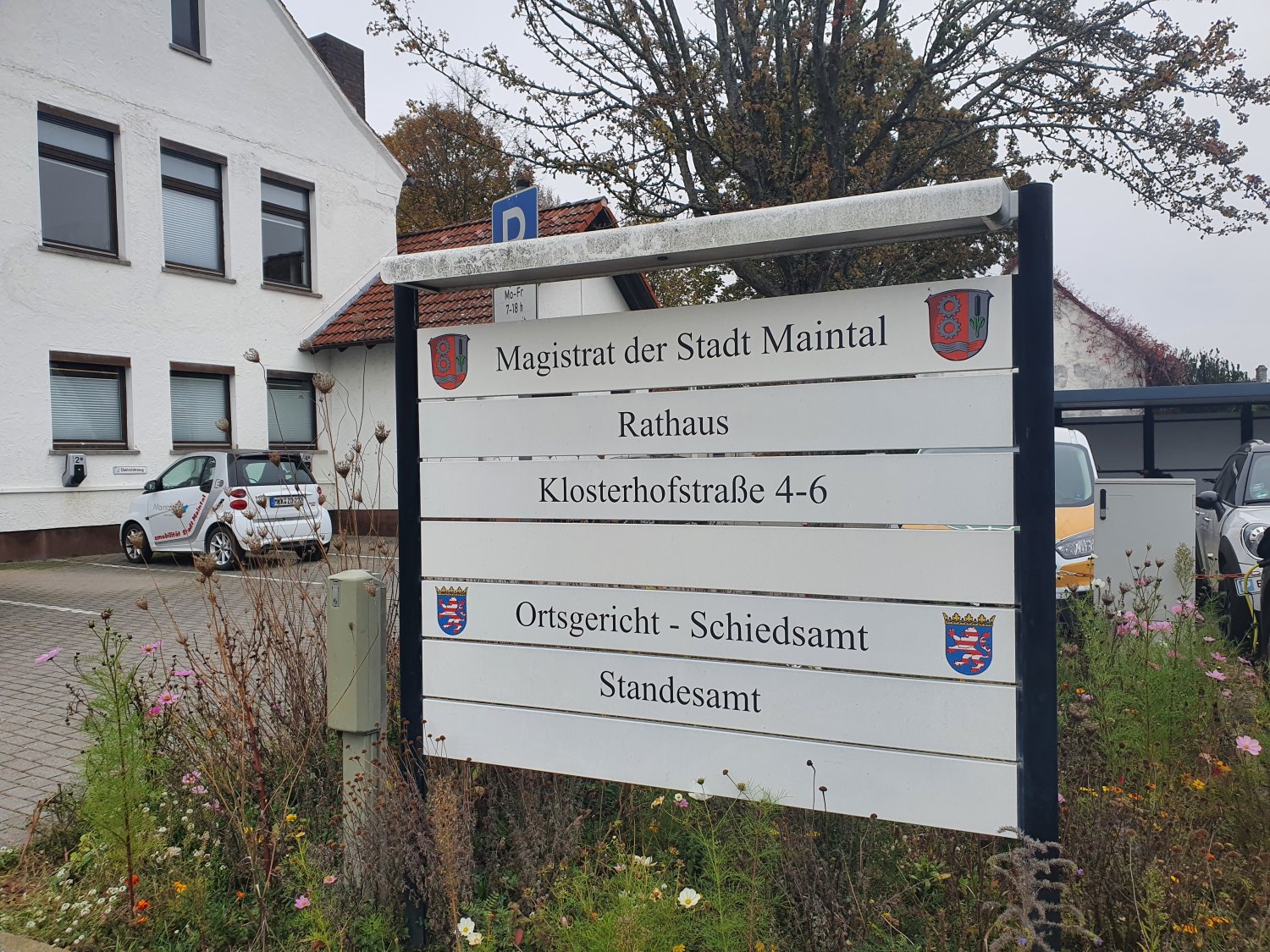 Zeugen, die sachdienliche Hinweise geben können, werden gebeten, sich bei der Maintaler Polizei unter Telefon 06181/43020 zu melden.