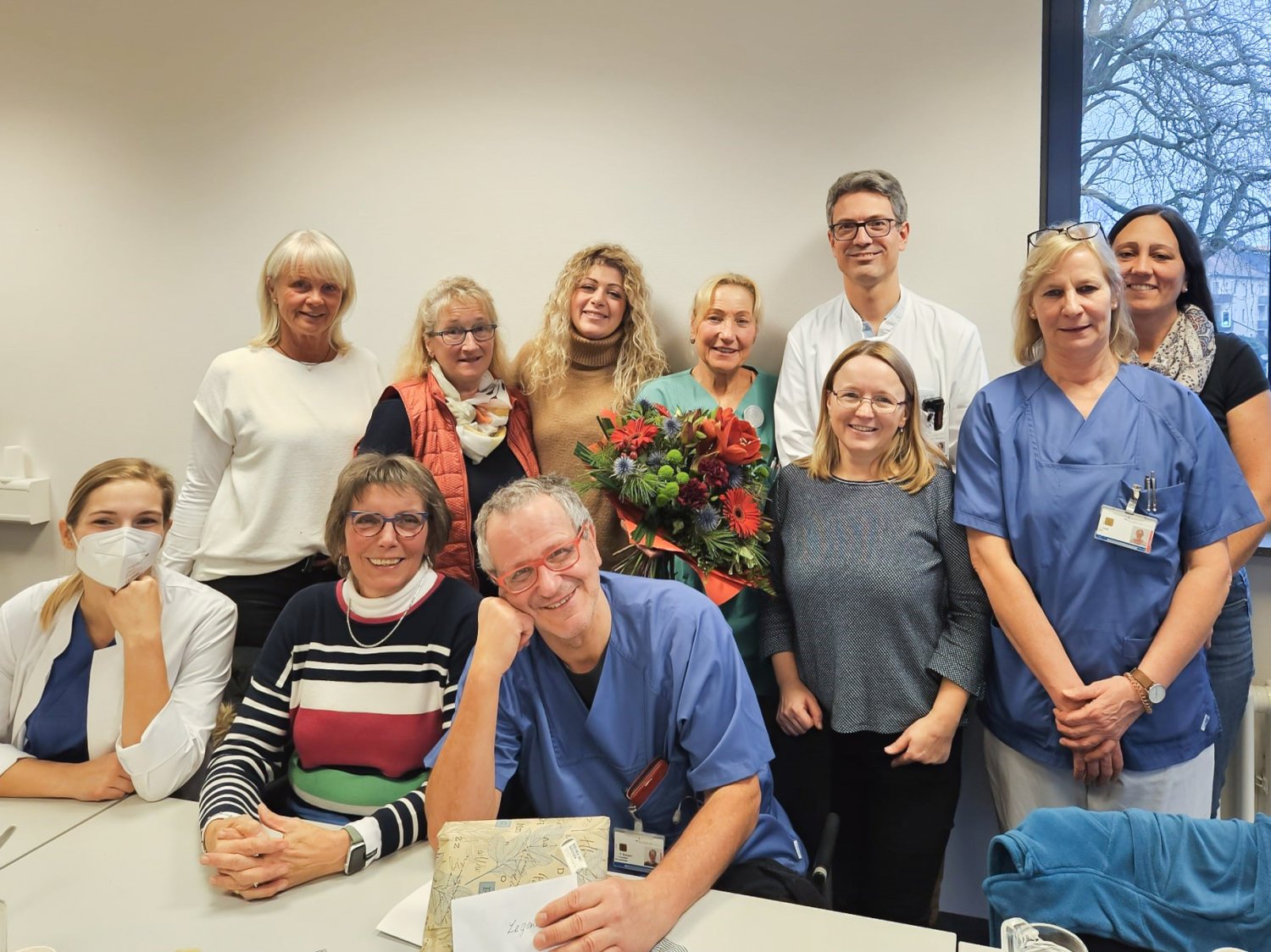 Nach über 30 Jahren verabschiedet das Team des Eltern-Kind-Zentrums am Klinikum Hanau die langjährige Hebamme Roswitha Schmidt (in der Mitte mit Blumenstrauß) in den Ruhestand.