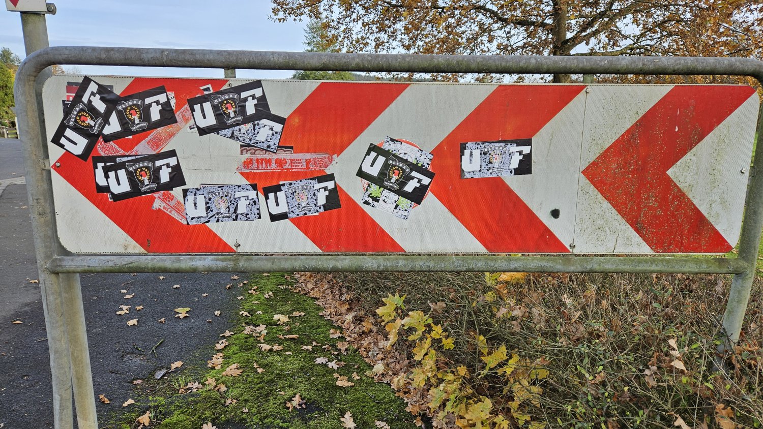 Verkehrsschilder sind kein Fanblock: Aufkleber sorgen für hohe Kosten in Gründau.