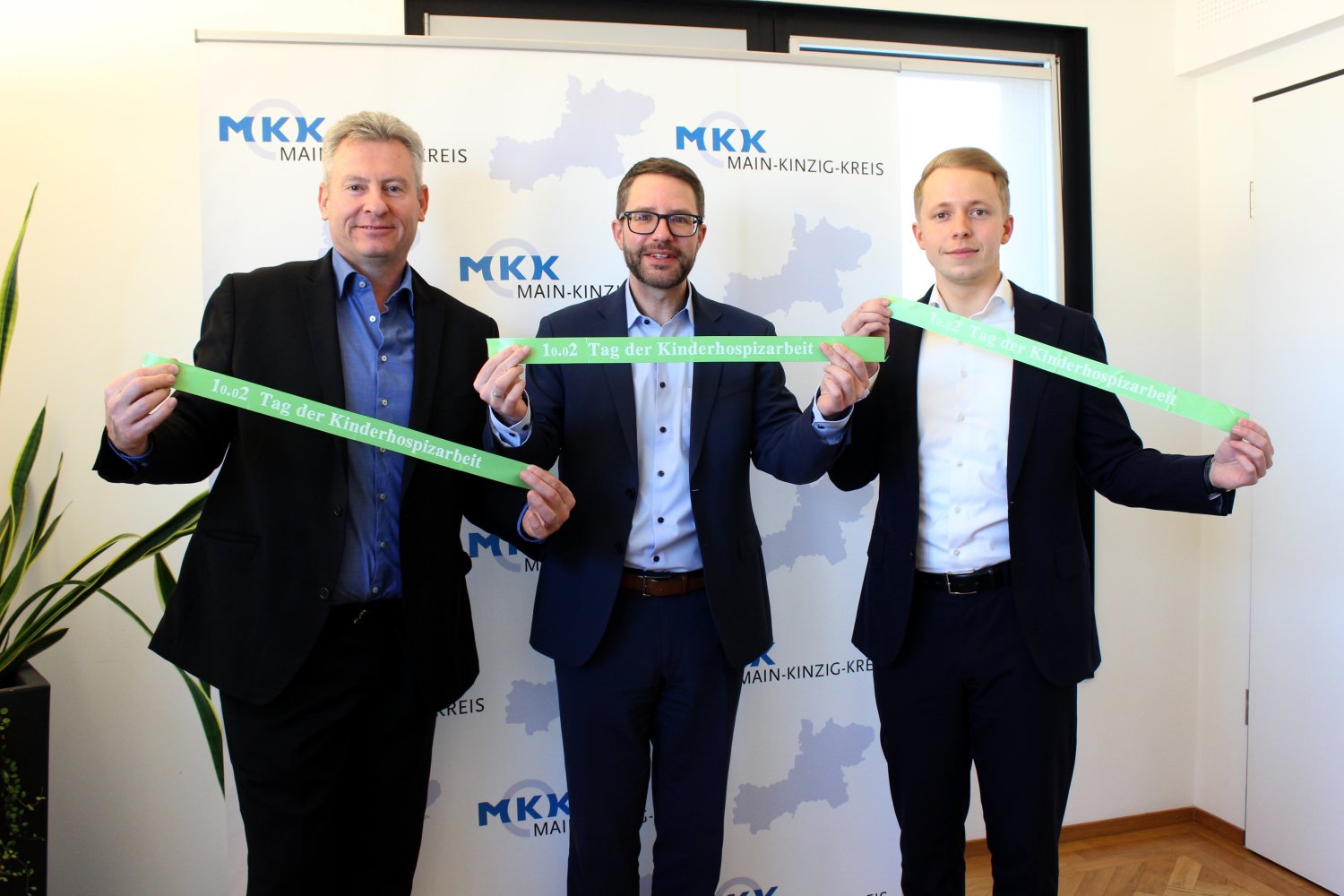 Die Kreisspitze macht auf die Bedeutung des Tags der Kinderhospizarbeit am 10. Februar aufmerksam (v.li.): Erster Kreisbeigeordneter Andreas Hofmann, Landrat Thorsten Stolz und Kreisbeigeordneter Jannik Marquart.
