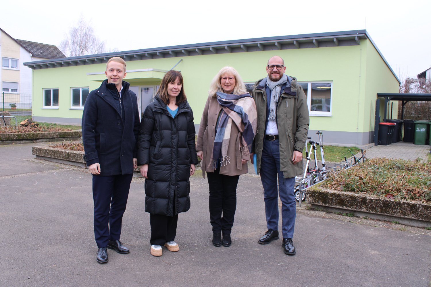 Am „Palmenhaus“ wird angebaut: Kreisbeigeordneter Jannik Marquart sprach mit Anette Jablonowski und Elke Maier von der Schulleitung über die Ausbauschritte, im Beisein von Matthias Eckhardt, Leiter des Amts für Schulwesen (von links).
