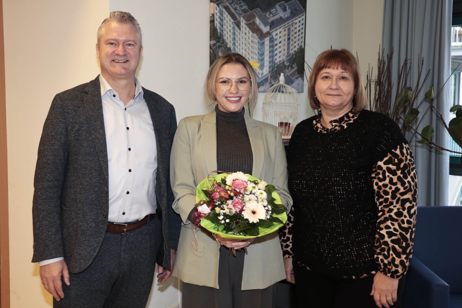 Geschäftsführer Marco Maier und Einrichtungsleitung Milica Vlaoski heißen Kaouthar Baltit (Mitte) als neue Pflegedienstleitung im Wohnstift Hanau willkommen.