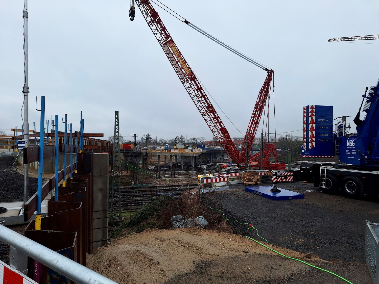 Die Hanauer Hauptbahnhofbrücke wird zwischen 14. und 28. Februar komplett abgebrochen. Ende Dezember Anfang Januar war der nördliche Teil abgerissen worden.