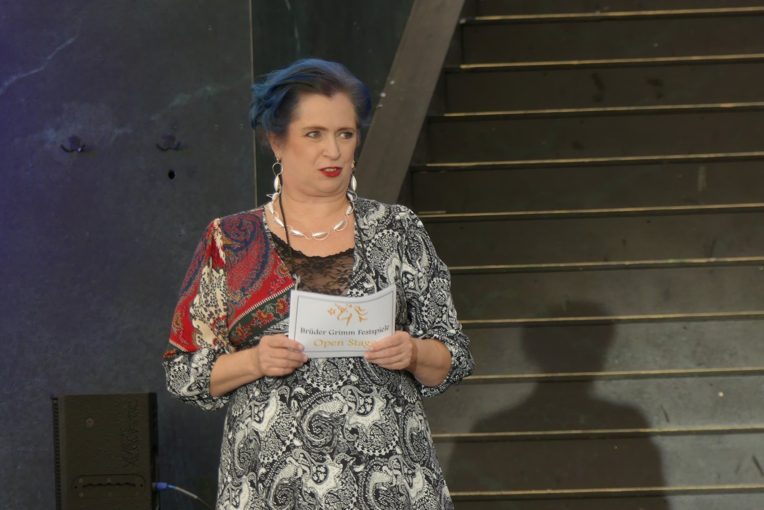 Claudia Brunnert moderiert in diesem Jahr nicht nur die Benefizgala „Open Stage“, sondern lädt das Publikum auch hinter die geheimnisvollen Kulissen der Festspiele ein.