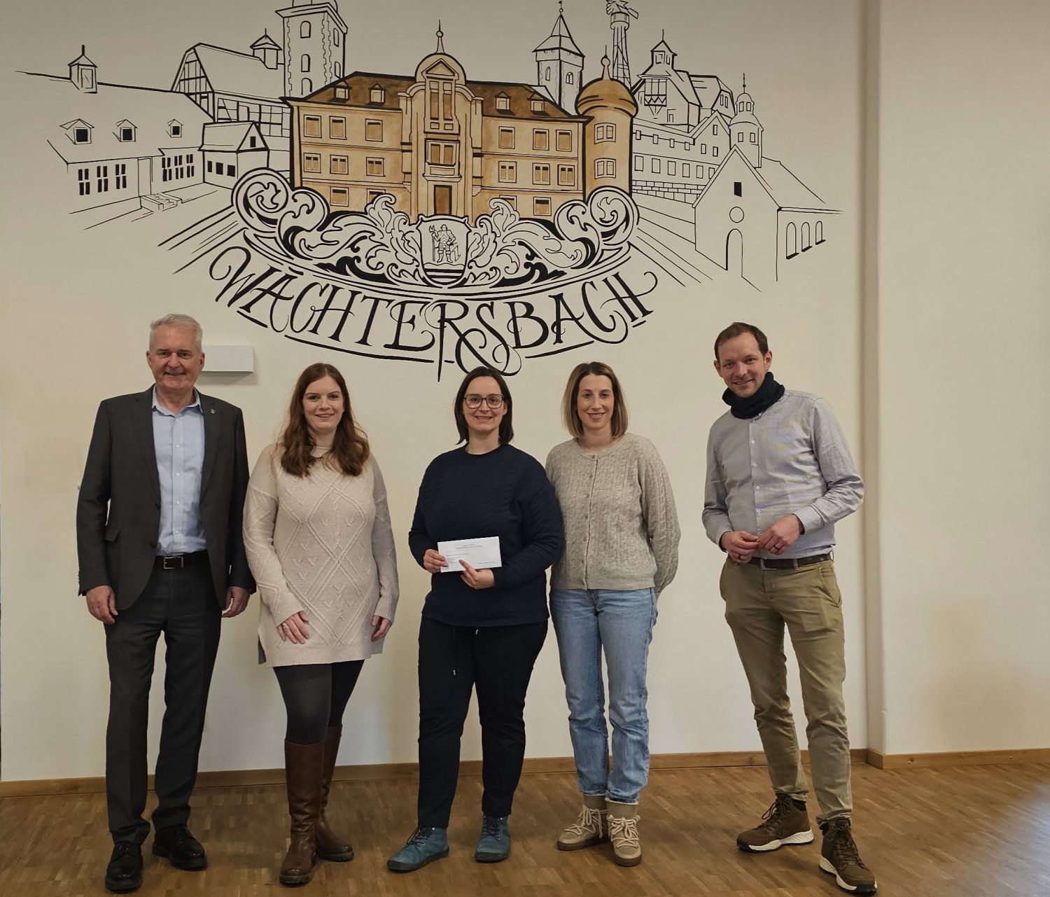 Bürgermeister Andreas Weiher, vom Familienkreis: Anna-Lena Hauert, Johanna Blichmann, Laura Kahnt, Nikolai Kailing vom Stadtmarketing der Stadt
