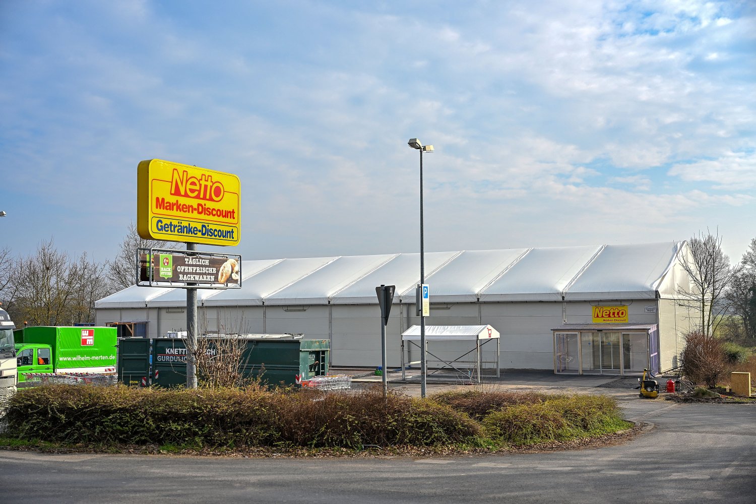 Einkaufen ist ab 18. Februar wieder möglich: Ab kommenden Dienstag steht das Übergangszelt des Netto-Marktes in Mittelbuchen zur Verfügung. Der Supermarkt an dieser Stelle war abgerissen worden, der Neubau ist in Planung.