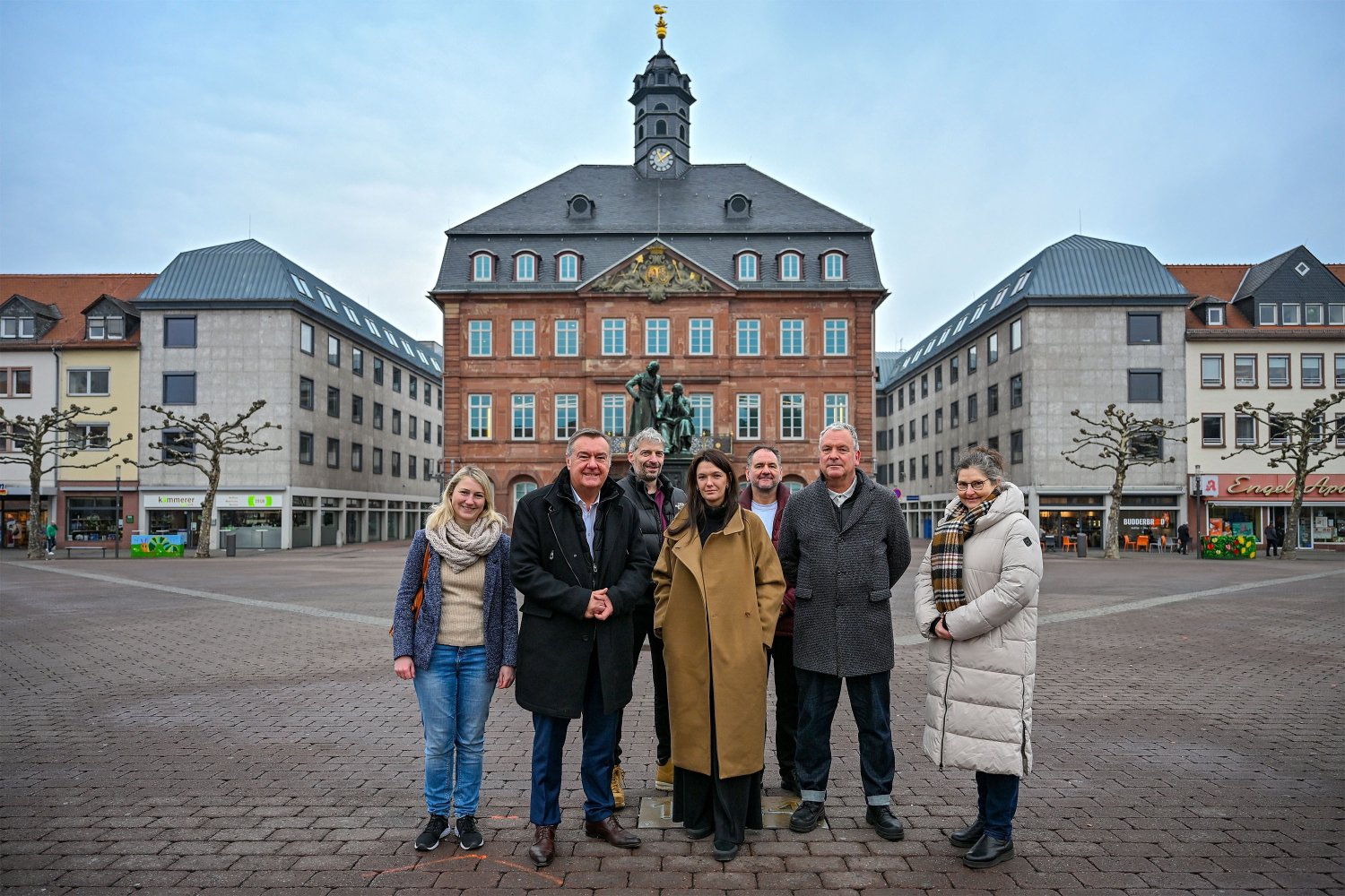 v. l. n. r.: Laura Hasenstein, Oberbürgermeister Claus Kaminsky, Oliver Preiß, Ronja Rothweiler, Andreas Kreutzer, Martin Bieberle und Ellen Teberatz-Geißler. 