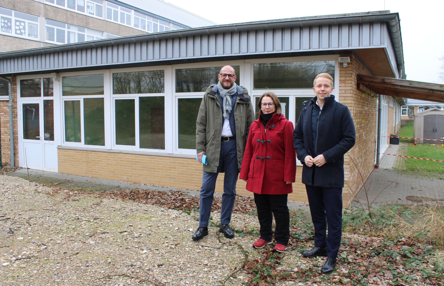Die Schule am Eulenhof wird in den nächsten Jahren grundlegend saniert: v.l.n.r.: Matthias Eckhardt, Schulleiterin Ines Rahne und Kreisbeigeordnete Jannik Marquart.