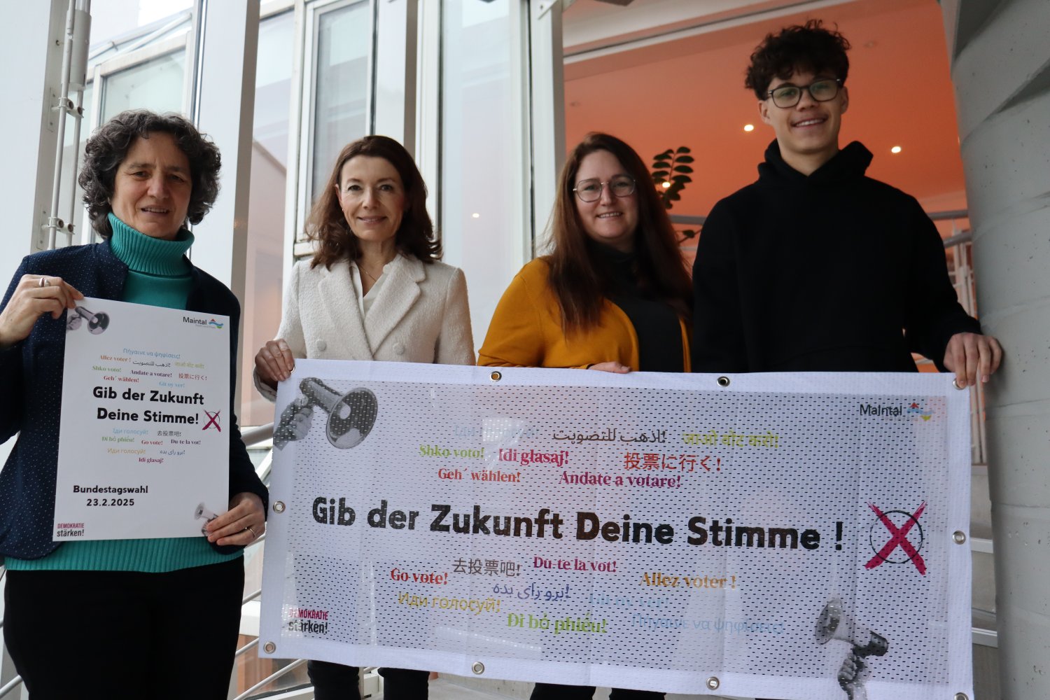 Bürgermeisterin Monika Böttcher (Zweite von links), Verena Strub (links), Katharina Kächelein und Milas Sengöz präsentieren die Kampagne