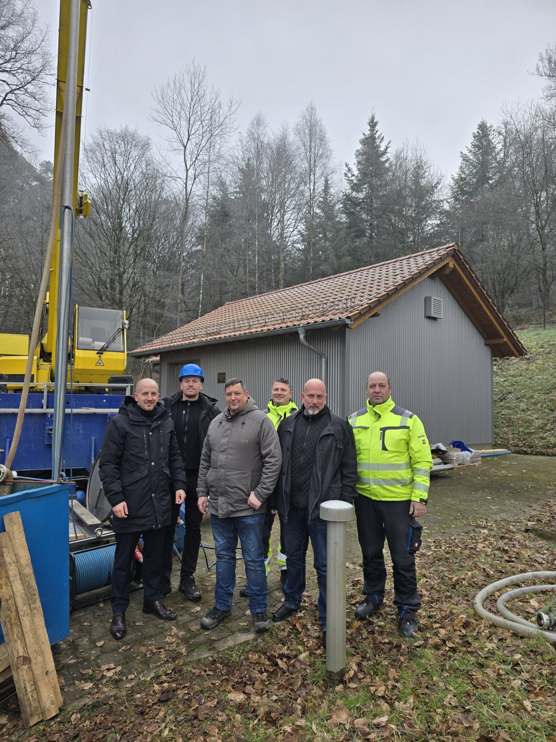 Besichtigung der Regenerierungsmaßnahme am TB Wüfelbach; v.l.n.r.: Bürgermeister Dominik Brasch, Bastian Müller-Pettenpohl, Markus Koslowski, Mario Giebe, Thorsten Karuth, Thomas Müller.