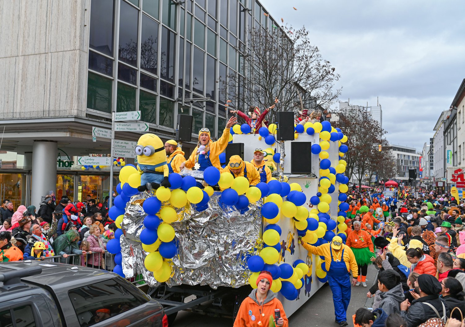 Mit neuer Route durch die Hanauer Innenstadt feiert der Faschingsumzug am Samstag, 1. März, die Wiederauflage. Das Foto zeigt den Umzug im Jahr 2023.