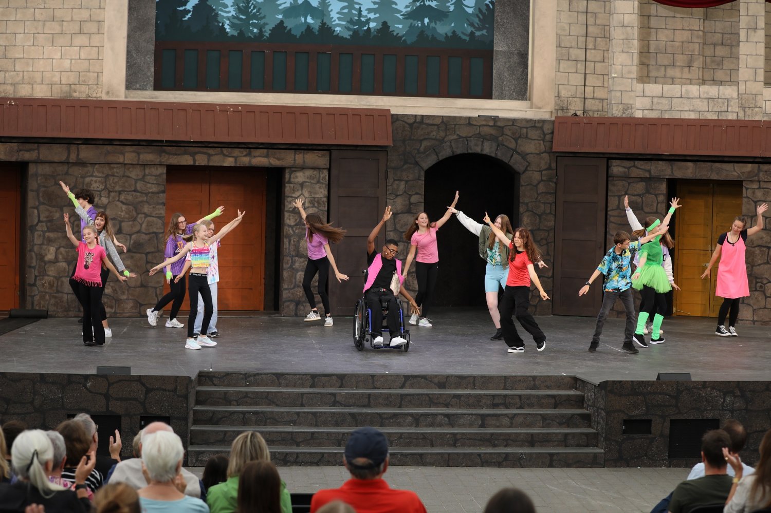 Die Teilnehmerinnen und Teilnehmer des letztjährigen Musical-Workshops bei der Abschlusspräsentation auf der Bühne des Amphitheaters.