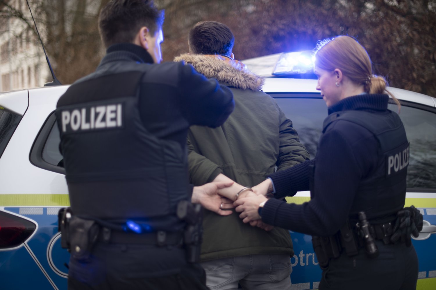 Polizeibeamte haben in der Nacht zu Montag in einer Unterkunft im Hanauer Stadtteil Steinheim einen 30-Jährigen festgenommen ...