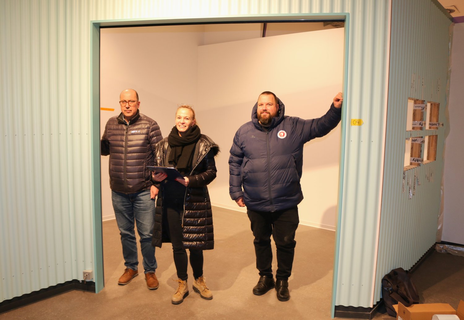 Bei der Schollenübergabe (von links): Betriebsleiter Jürgen Müller, Rechtsanwältin Anke Pfeil, die seitens der Stadt die Verträge abwickelt, und Projektleiter Martin Brötz. 