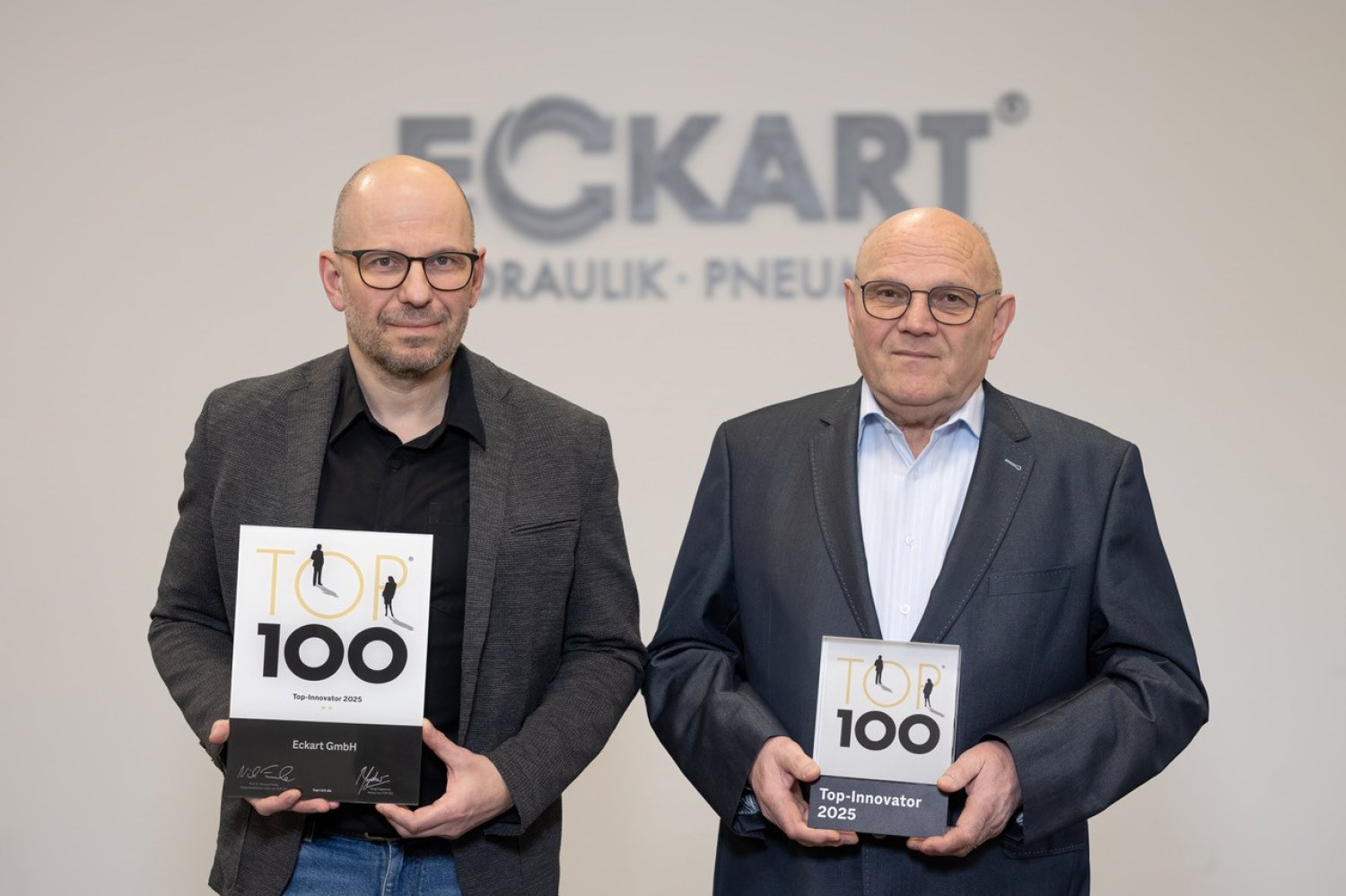 Die Geschäftsführer Markus Eckart (links) und Rudi Eckart freuen sich über die Auszeichnung mit dem Top-100-Award 2025.