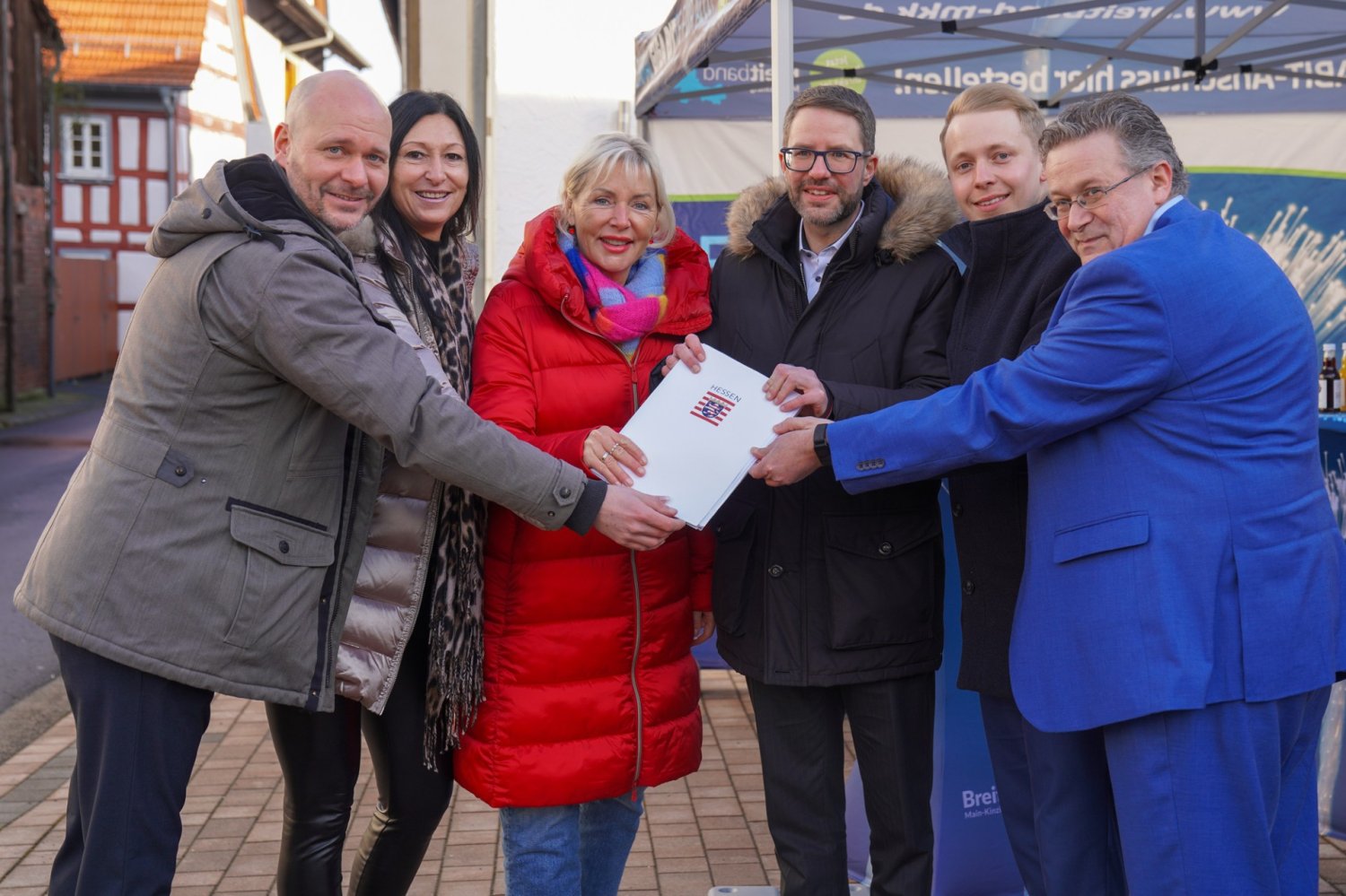 Jossgrunds Bürgermeister Victor Röder, Breitband-Geschäftsführerin Simone Roth, Digitalministerin Kristina Sinemus, Landrat Thorsten Stolz, Kreisbeigeordneter Jannik Marquart und Landtagsabgeordneter Michael Reul (v.li.).