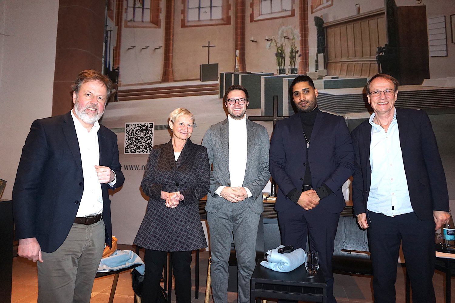 Dekan Dr. Martin Lückhoff, EKD-Ratsvorsitzende Kirsten Fehrs, Bürgermeister Dr. Maximilian Bieri, Etris Hashemi, Überlebender des Anschlags und Moderator Dr. Siegfried Krückeberg (v.li.).