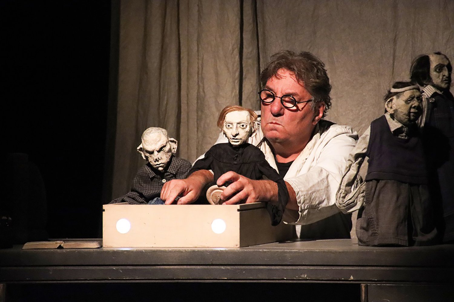 Detlef Heinichen agiert in „Adams Äpfel“ als Schauspieler und Puppenspieler zugleich.