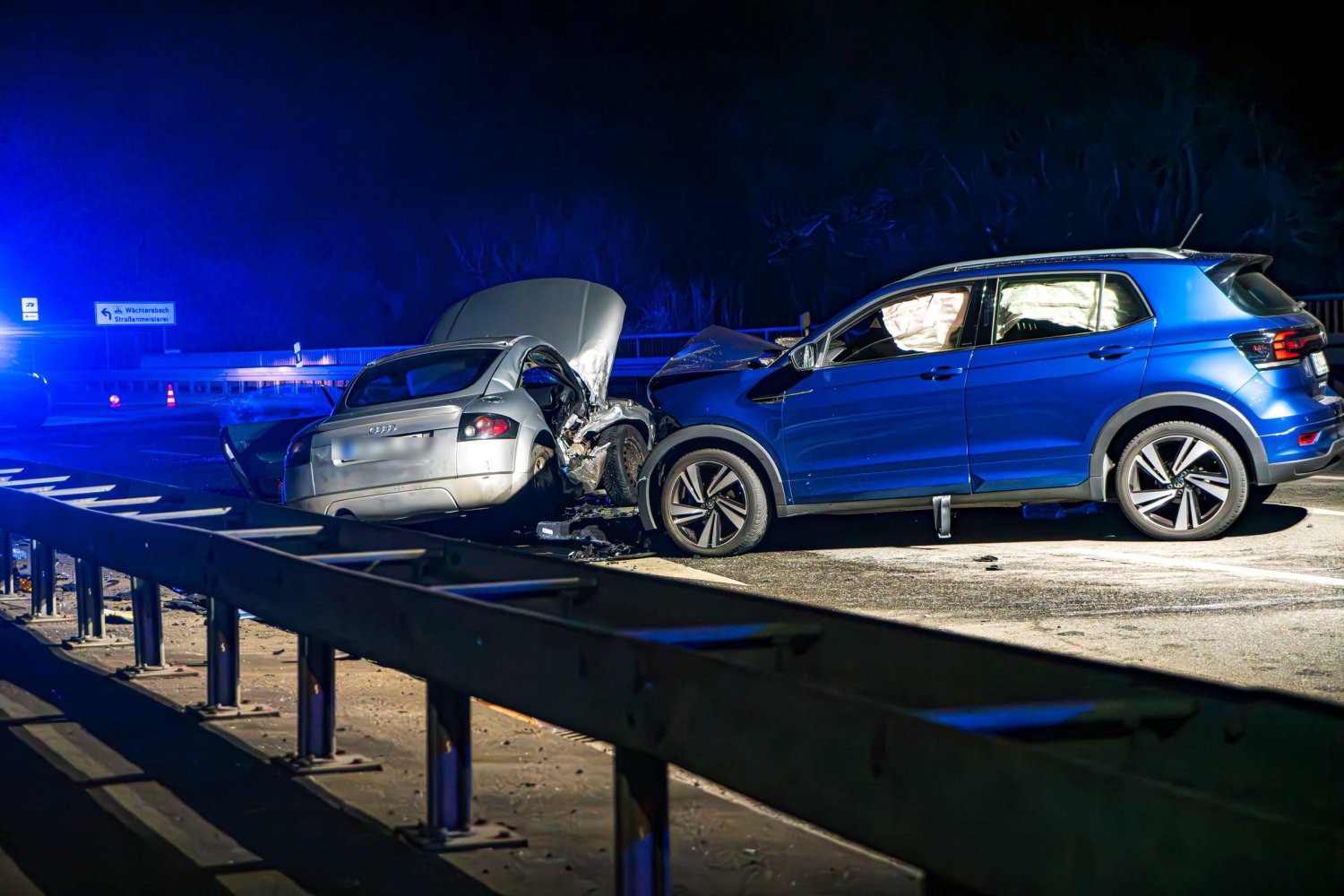 Fünf verletzte Insassen, drei beteiligte Fahrzeuge sowie über 30.000 Euro Sachschaden waren die Folge eines Verkehrsunfalls am Mittwochabend auf der Bundesstraße 276.