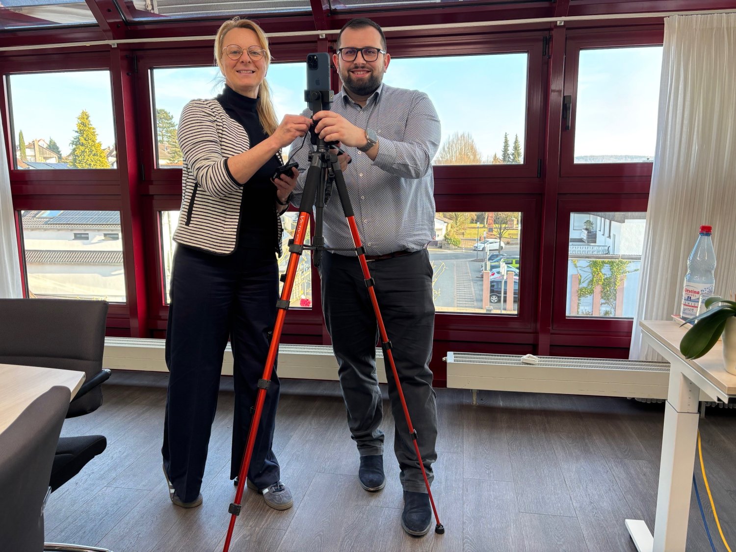 Making-of: Bürgermeister Waldemar Gogel und Pressesprecherin Kerstin Biehl beim Erstellen des Vlogs „Rathausgebabbel“. 