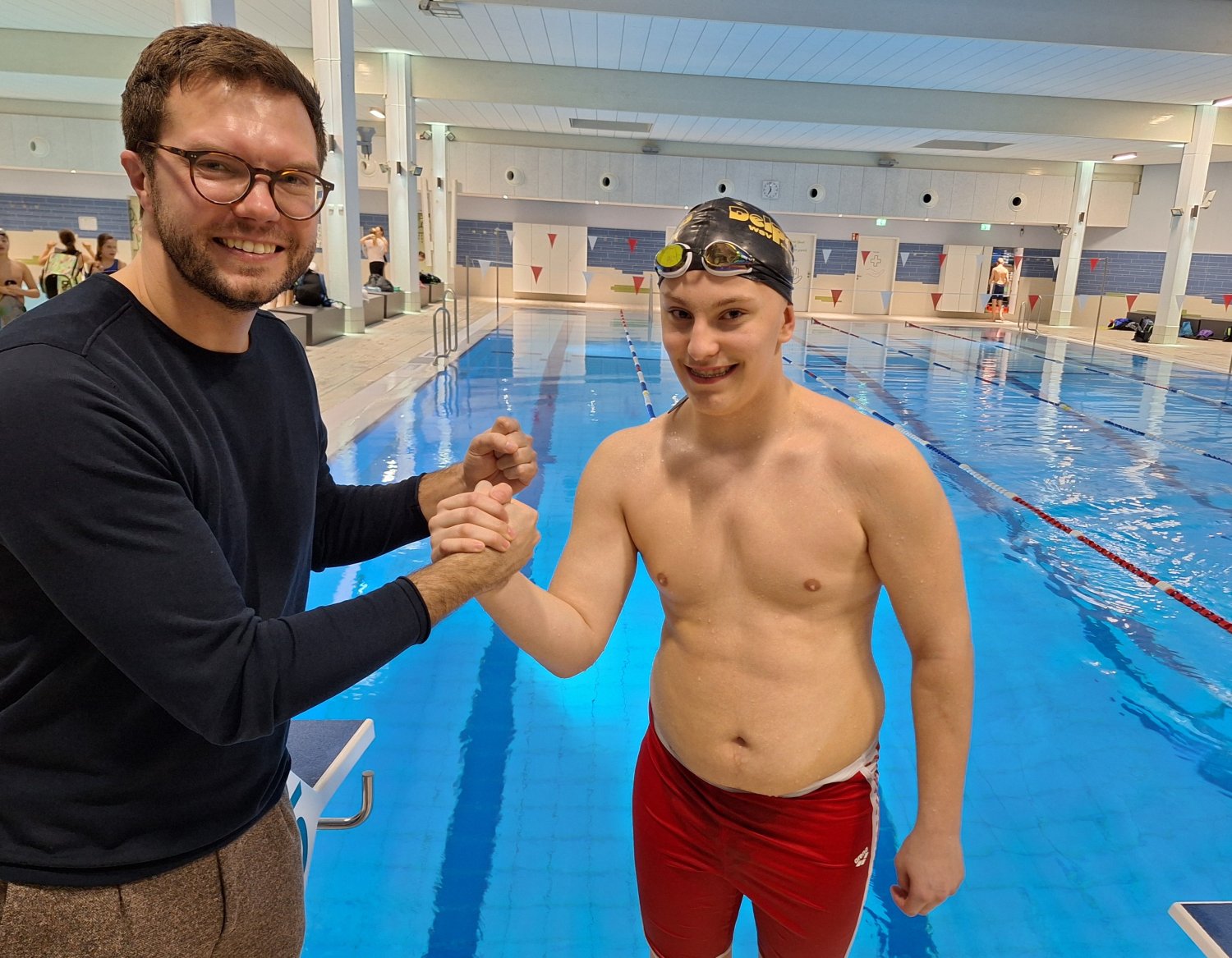Bürgermeister Dr. Maximilian Bieri besuchte Schwimmer Maximilian Ott beim Training im Lindenbaubad.