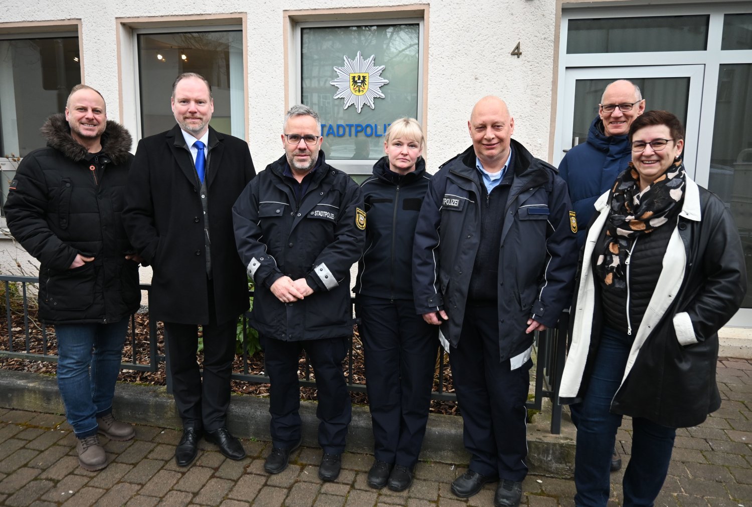 Bastian Metzler (1. v. l.), Christian Litzinger (2. v. l.), Stefan Bechtold (2. v. r.), Petra Barak (1. v. r.) und Mitarbeiterinnen und Mitarbeiter der Stadtpolizei in Gelnhausen.