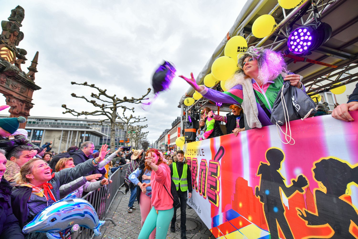 Nach einem Jahr Pause heißt es endlich wieder: Der Zug kommt! Mitten durch die Hanauer Innenstadt schlängelt sich am Samstag die bunte Faschingsparade mit mehr als 50 Zugnummern und fünf Musikkapellen.