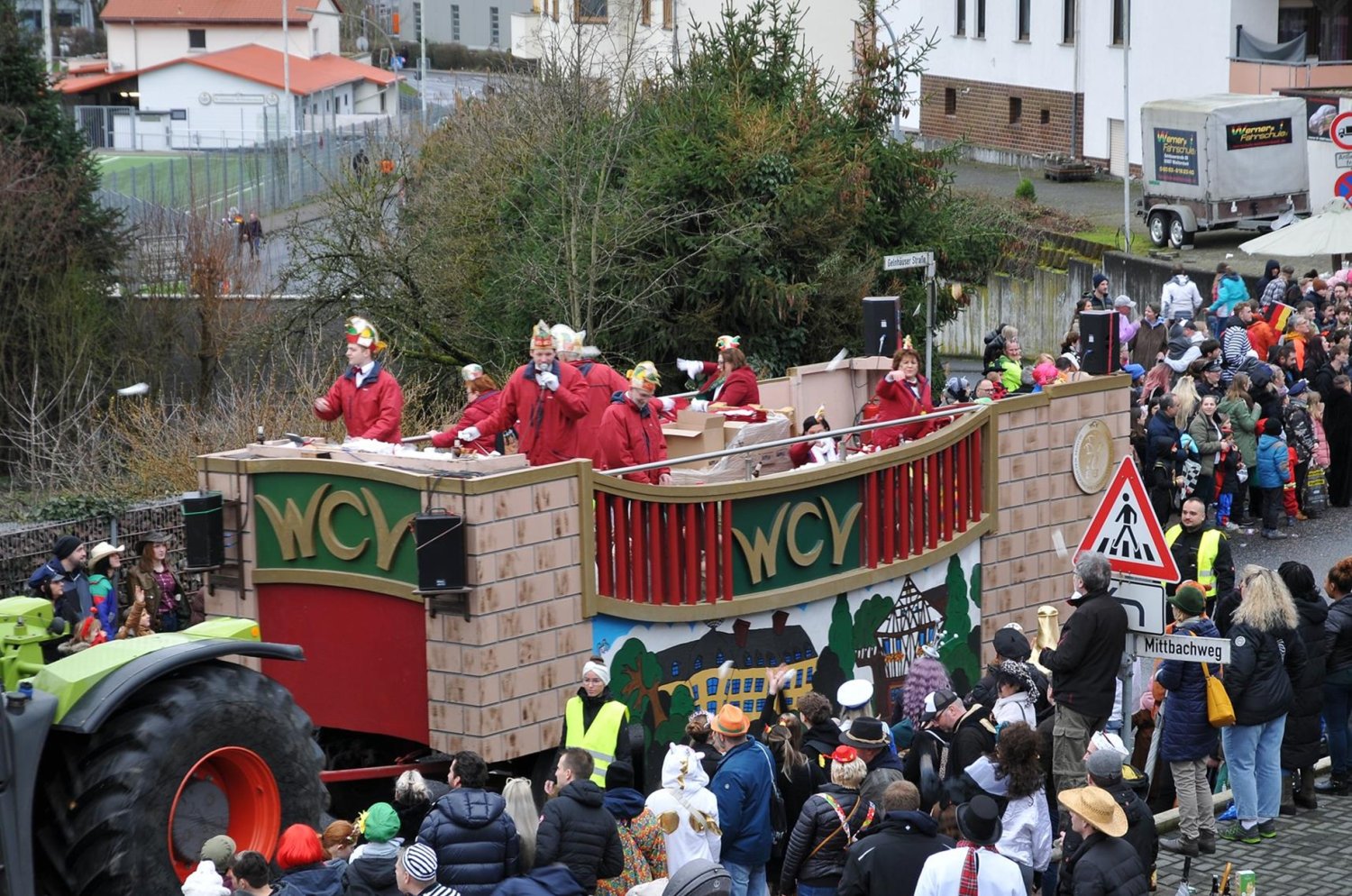 Farbenprächtige Wagen, gut gelaunte Fußgruppen und mitreißende Musik werden die Straßen in ein Narrenschiff der guten Laune verwandeln ...