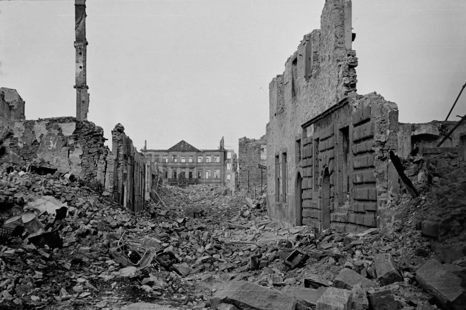 Blick von der Paradiesgasse auf das zerstörte Neustädter Rathaus, 1945.