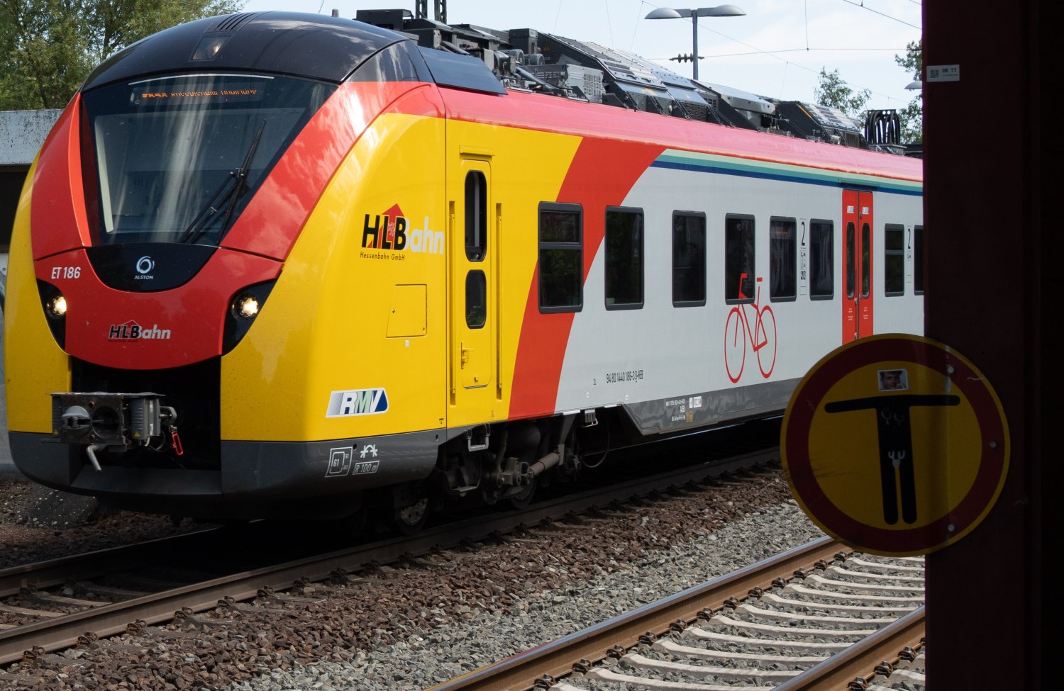 Die Hessische Landesbahn informiert in einer Pressemitteilung darüber, dass wegen Brückenabrissarbeiten die Züge der Linie RB 58 zwischen Hanau Hauptbahnhof und Hanau-West bzw. Offenbach Hauptbahnhof vom 25. bis 27. Februar entfallen.
