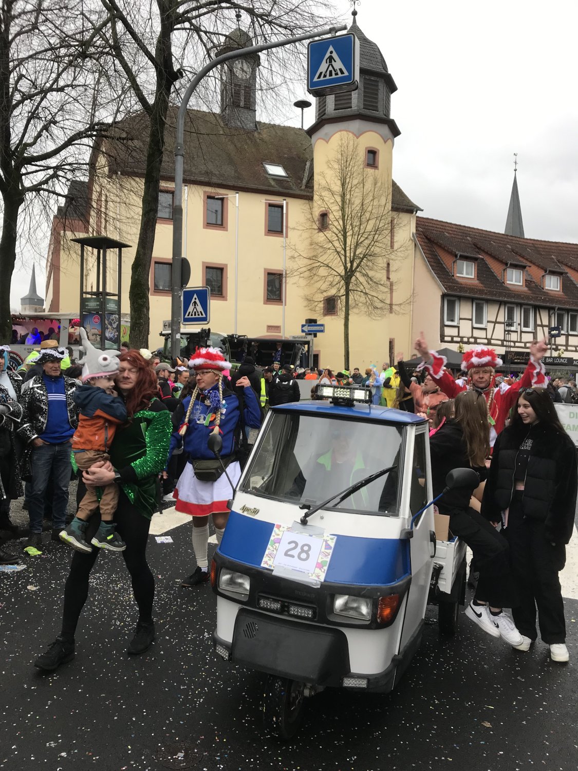 Der bunte Narrenumzug schlängelt sich wieder am Sonntagmittag durch die Straßen der Bergwinkelstadt.