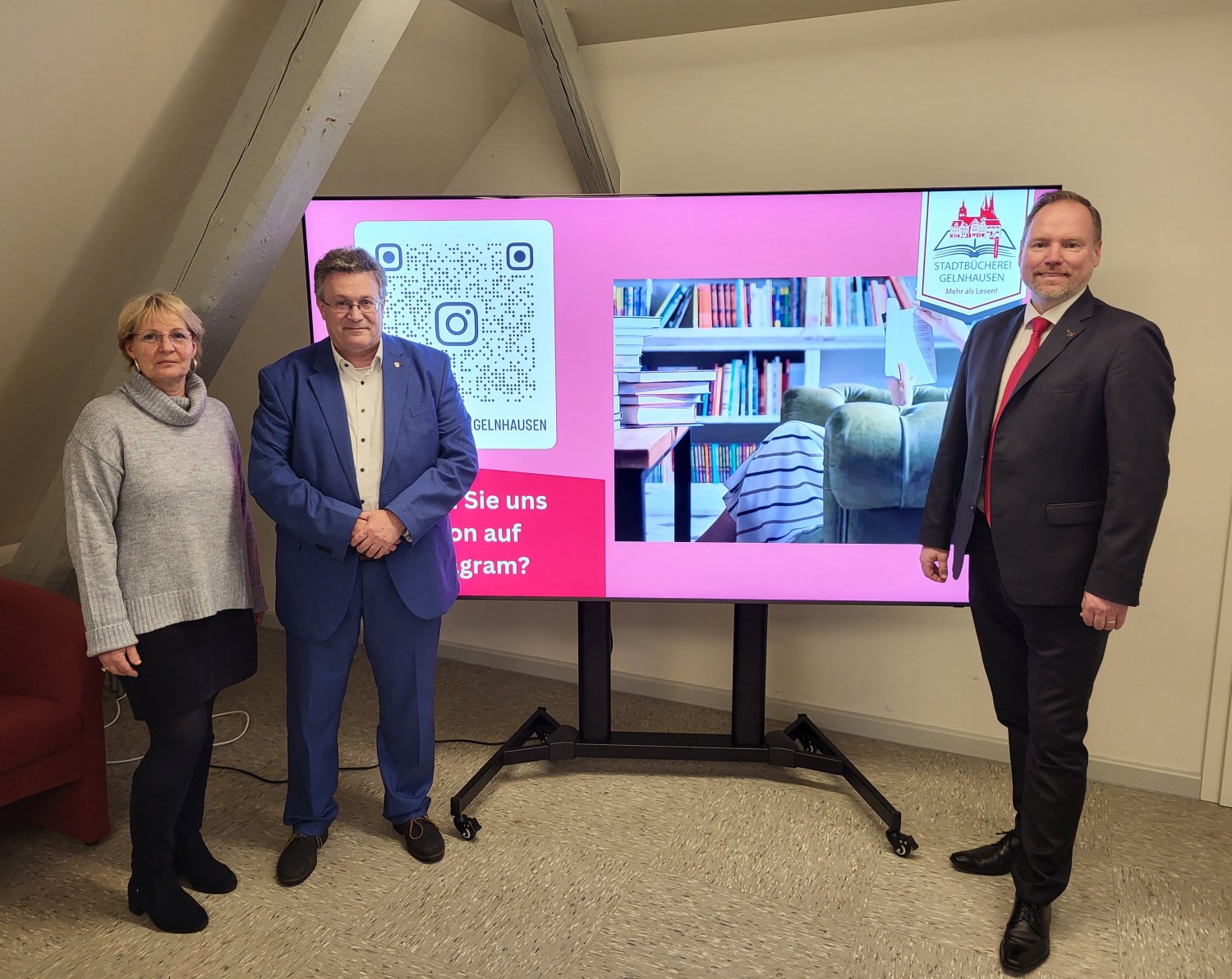 Freuen sich über die Landesförderung für die Gelnhäuser Stadtbücherei (von links): Büchereileiterin Claudia Beck, Landtagsabgeordneter Michael Reul und Bürgermeister Christian Litzinger.