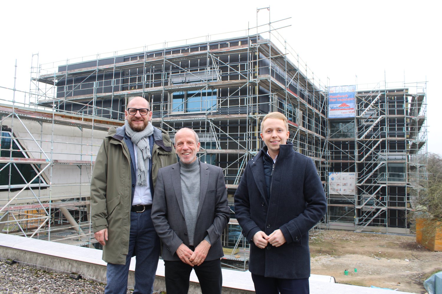 Matthias Eckhardt, Leiter des Amts für Schulwesen, Bau- und Liegenschaftsverwaltung und Zentrale Dienste des Main-Kinzig-Kreises, Schulleiter Claus Wörn und Kreisbeigeordneter Jannik Marquart (v.li.).