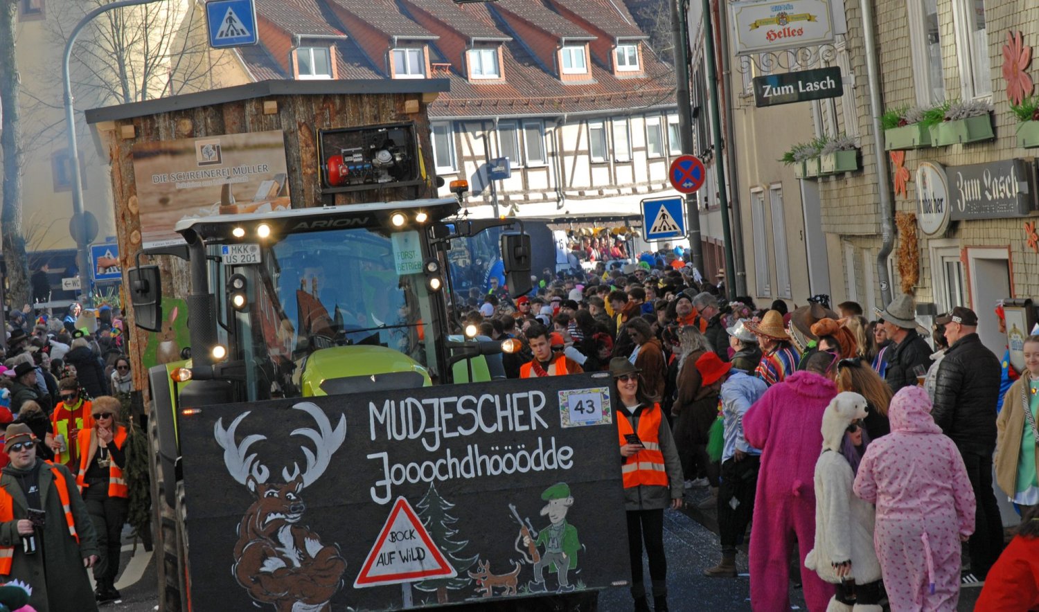 Beim Faschingsumzug des Schlüchterner Carneval-Clubs (SCC) „Die Spätzünder“ war mächtig was los.