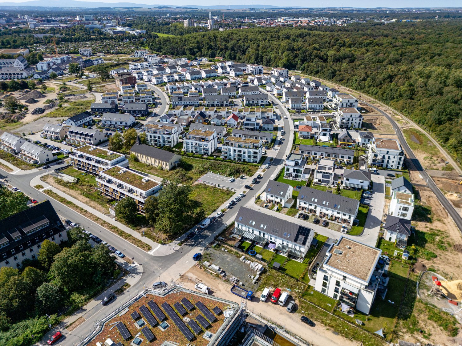 Der Pioneer Park in Hanau aus der Vogelperspektive: Die Entwicklungen im Hanauer Quartier gehen voran, Straßen und Landmarke sind nun freigegeben.