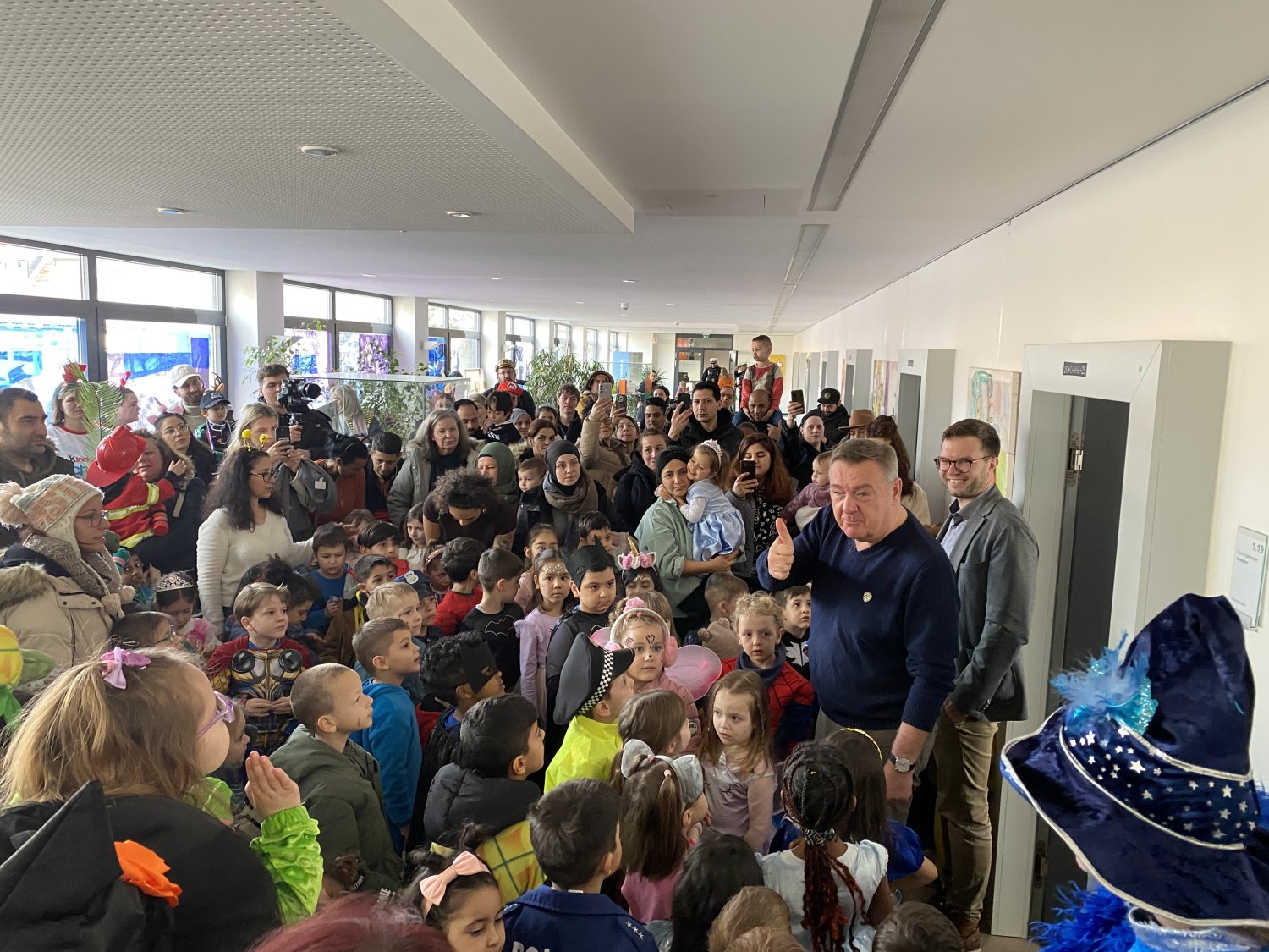 Die Kinder der Kita Sandeldamm haben – begleitet vom Kita-Team und einigen Eltern – am Faschingsdienstag das Rathaus gestürmt. Oberbürgermeister Claus Kaminsky und Bürgermeister Dr. Maximilian Bieri begrüßten die kleinen und großen Narren.