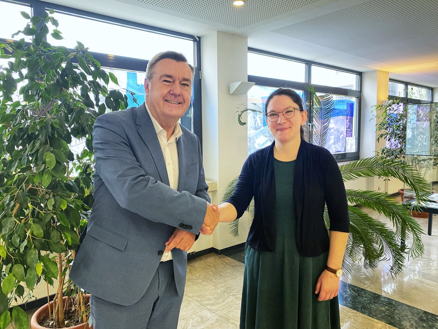 Oberbürgermeister Claus Kaminsky begrüßte die neue Stadtkantorin Johanna Winkler im Rathaus und hieß sie in Hanau willkommen.