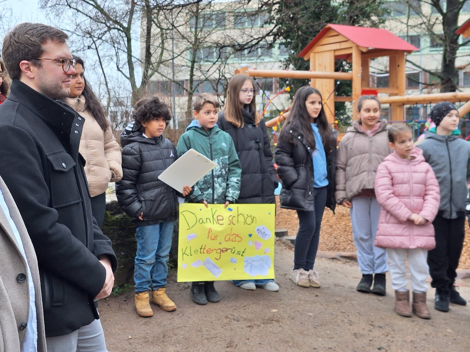 Bürgermeister Dr. Maximilian Bieri lobte den Einsatz des Kinderparlaments der Pestalozzischule für das neue Klettergerät.