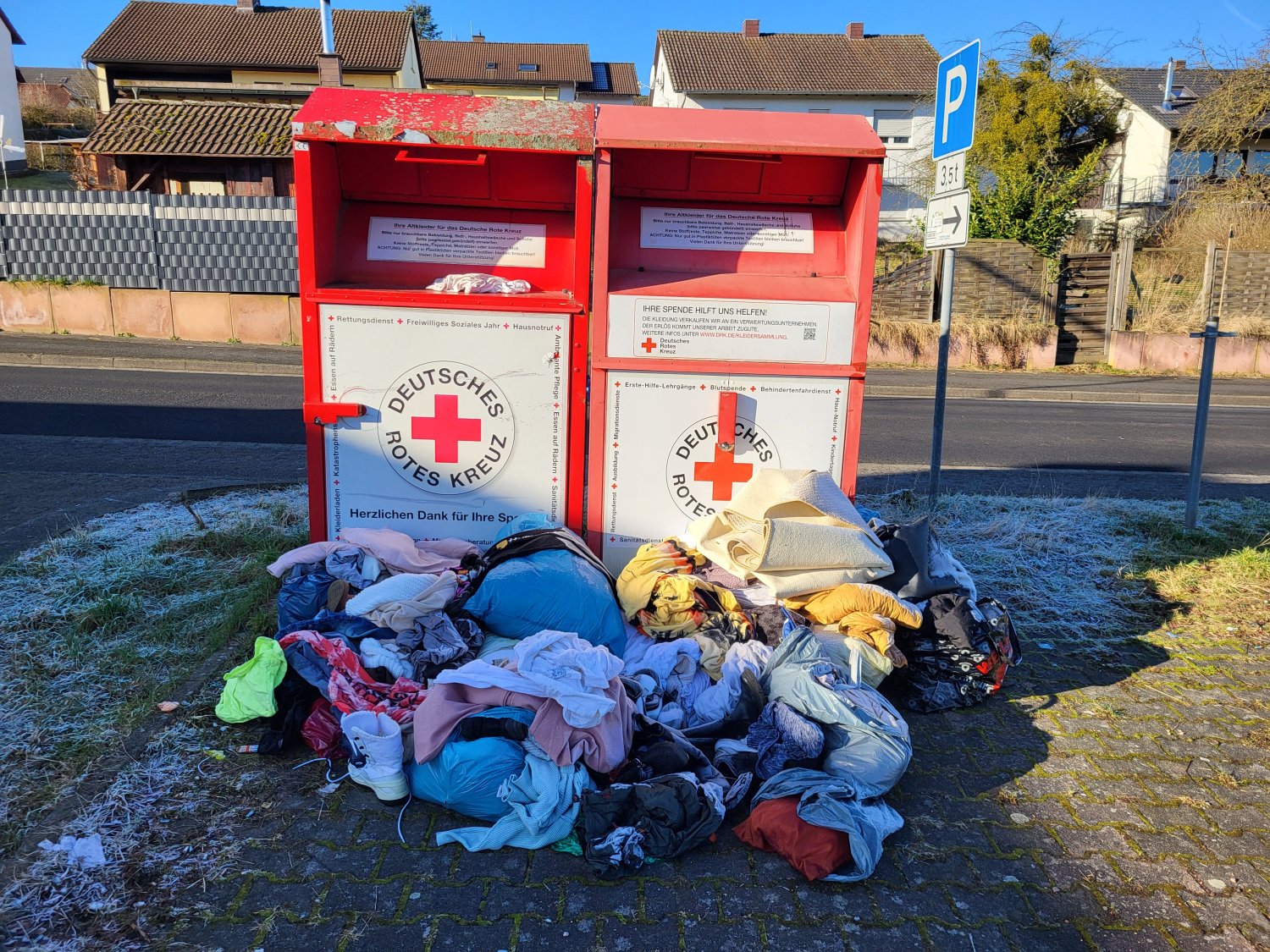 Unschöne Bilder von überfüllten Kleidercontainern erreichen das DRK inzwischen beinahe wöchentlich.