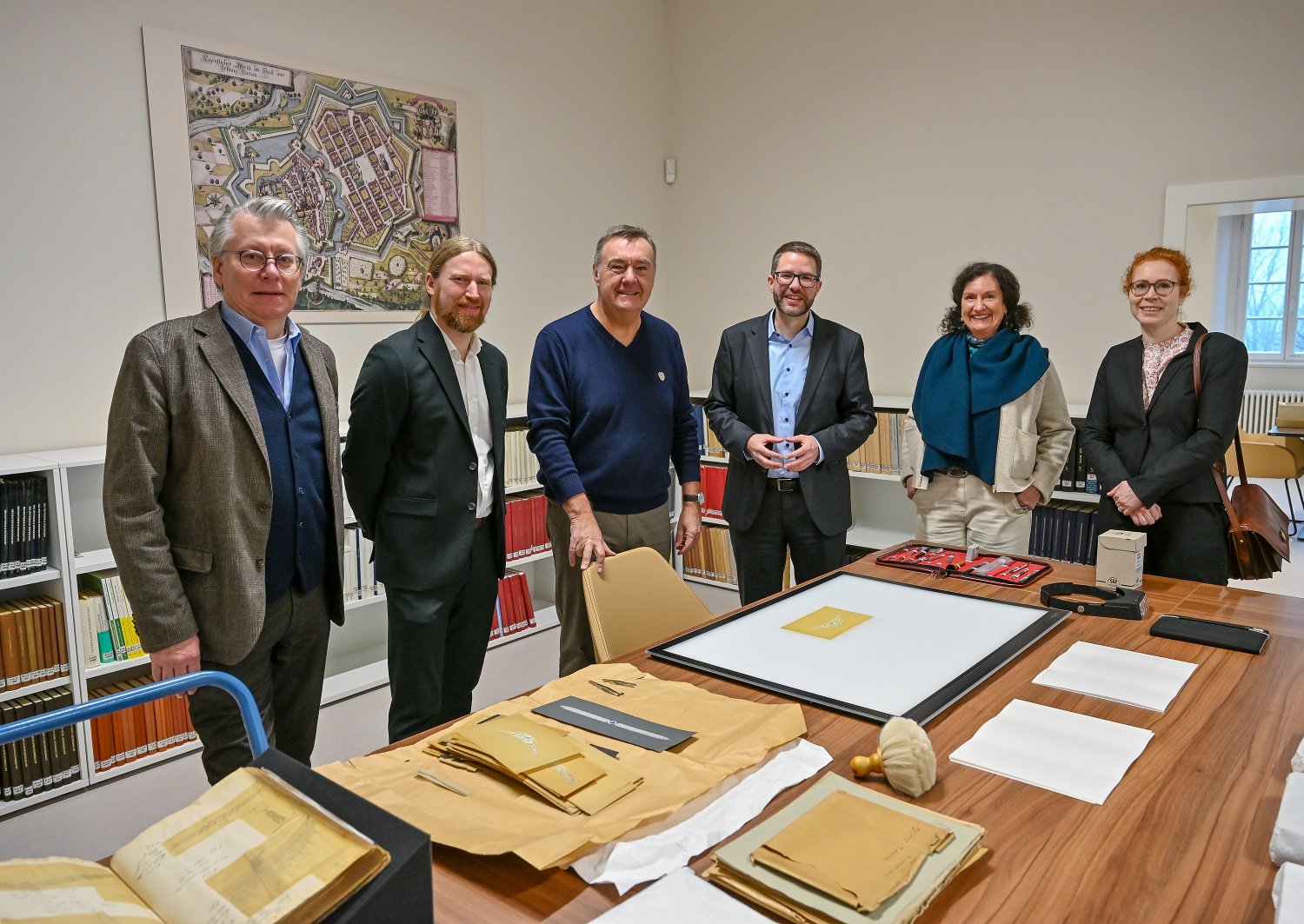 Dr. Markus Häfner zeigt die neuen Räume der Exponathek im Schloss Philippsruhe. V.l.n.r.: Martin Hoppe, Dr. Markus Häfner, OB Claus Kaminsky, Landrat Thorsten Stolz, Sabine Küppers und Dr. Anselma Lanzendörfer.