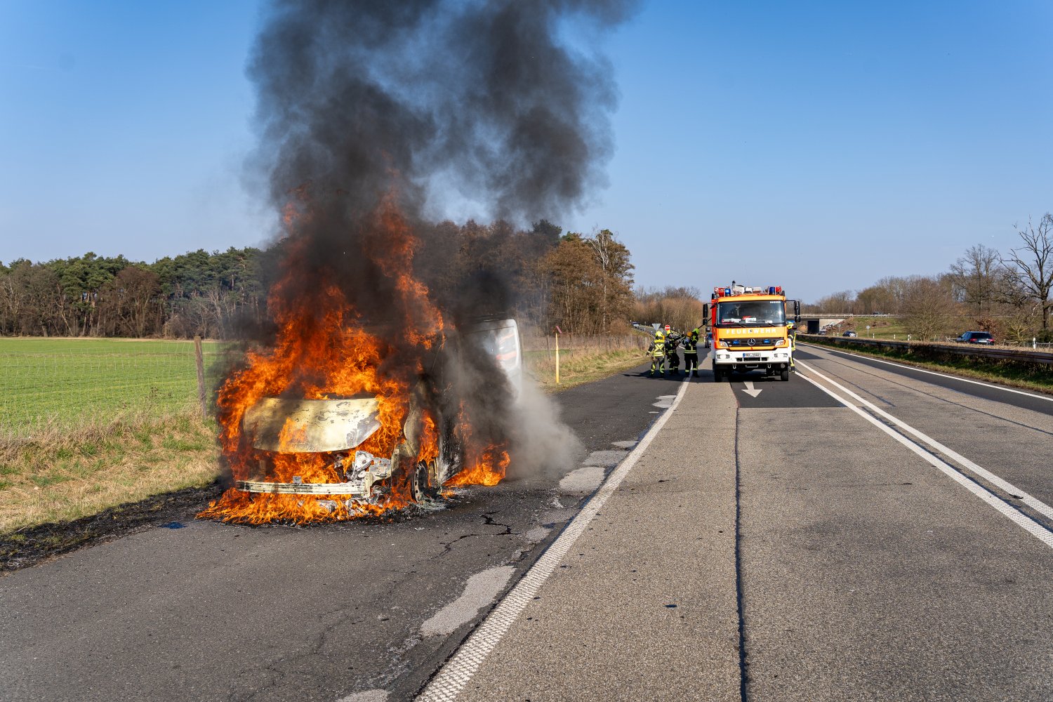 Die Feuerwehr Langenselbold wurde am Samstagnachmittag gegen 14:30 Uhr zu einem Fahrzeugbrand auf der Kreisstraße 854 zwischen dem Langenselbolder Dreieck und Erlensee-Rückingen alarmiert.