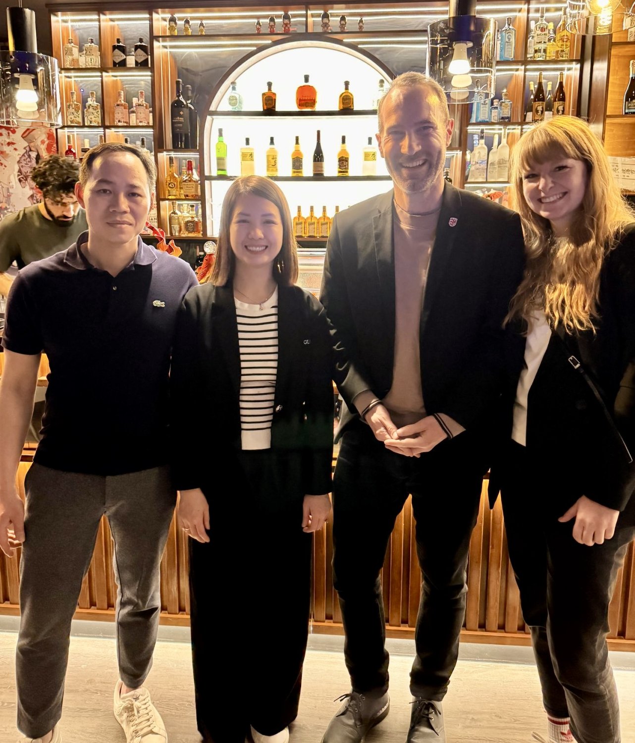 Das Beitreiberpaar Han Bui und Lan Ngyuen mit Bürgermeister Andreas Bär und dessen Frau Luisa.