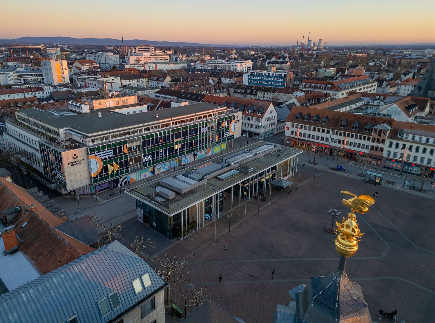 Am Donnerstag eröffnen der Stadthof Hanau und das neue Service- und Ticket-Center. Das Service- und Ticket-Center befindet sich marktplatzseitig gegenüber des Stadthofs und bietet zahlreiche Serviceleistungen.