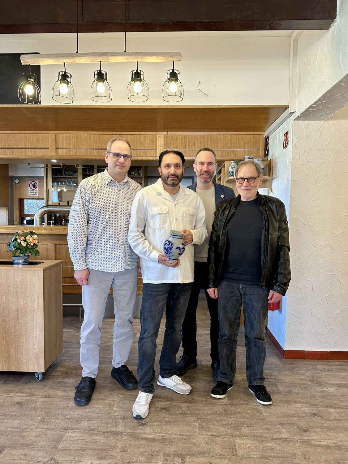 Gratulieren dem Pächter Aman Singh zum Start der neuen Gaststätte: Bürgermeister Andreas Bär und die beiden Erbstädter Ortsbeiräte Markus Maier und Helmut Gockert.