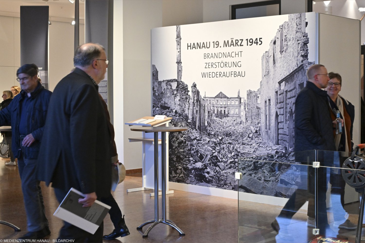 Die Hanauer Stadtgesellschaft gedenkt dem Angriff und seiner Opfer sowie dem Ende des Krieges mit vielen Veranstaltungen an diesem und den darauffolgenden Tagen.
