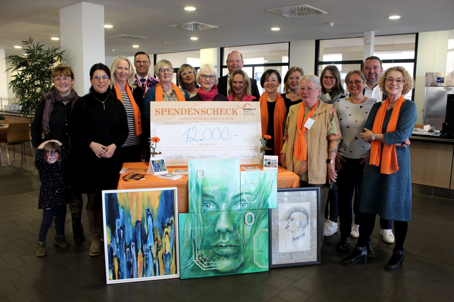 Der Benefizkunstkalender von aristanet hilft Frauen im Frauenhaus Wächtersbach. Der Erlös in Höhe von 12.000 Euro wurde nun im Beisein aller Beteiligten an das Frauenhaus Wächtersbach übergeben.